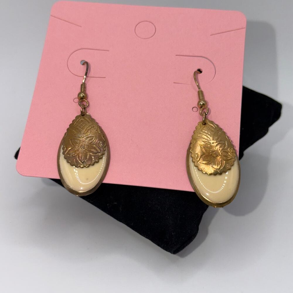 Vintage-inspired cream enamel oval earrings with stamped gold floral top 🌼